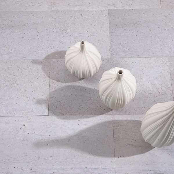 Thailand Factory White Ivory Travertine Stone Tile for Bathroom Floor Decor Wholesale Manufacturer